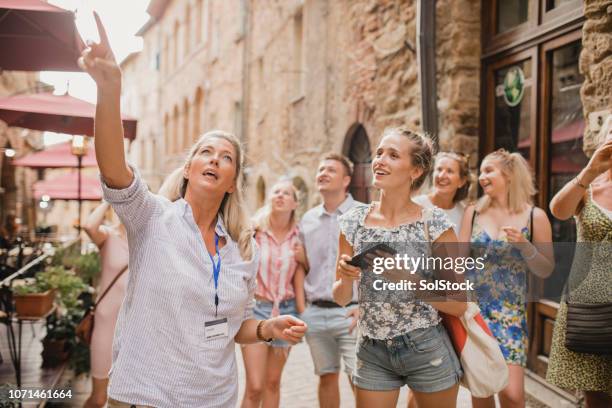 tener un recorrido por calles de la ciudad - guiding fotografías e imágenes de stock