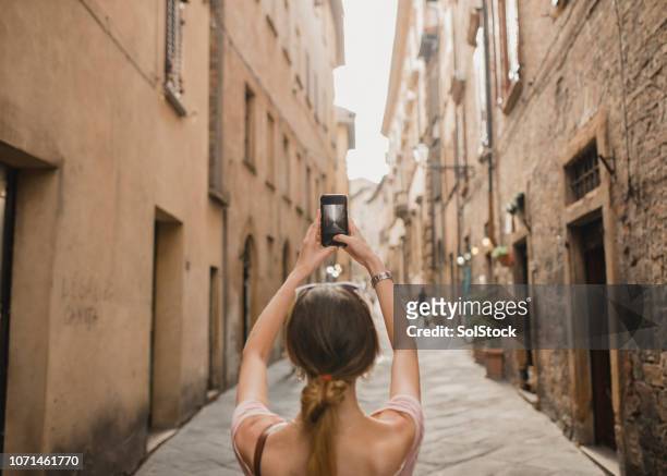 scattare foto nel centro storico - solo una donna giovane foto e immagini stock