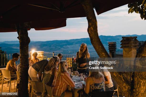 pranzo a tarda notte - rooftop dining foto e immagini stock