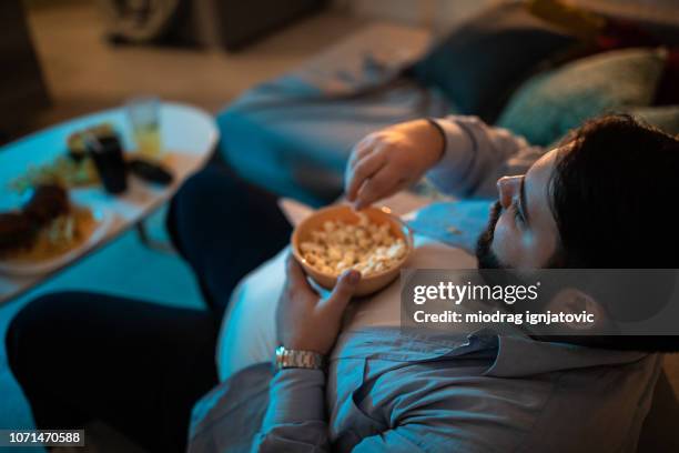 palomitas de maíz perezoso comiendo - over eating fotografías e imágenes de stock