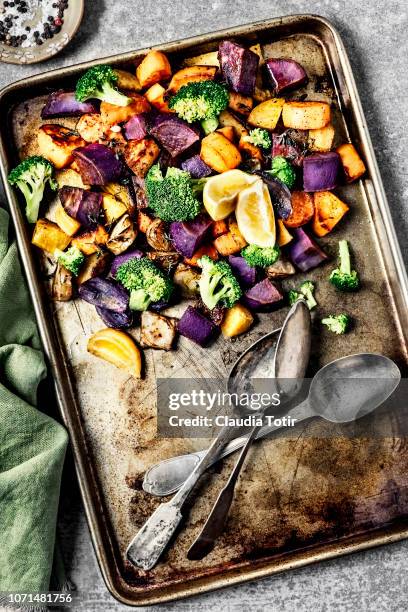 roasted vegetables - backblech stock-fotos und bilder