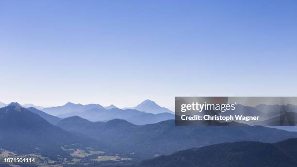 bavarian alps - chiemgau - rolling hills sun stockfoto's en -beelden