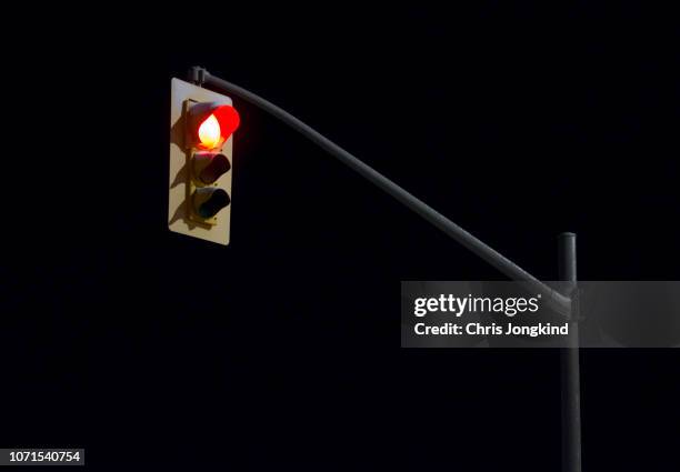 red traffic light - semaforo rosso foto e immagini stock