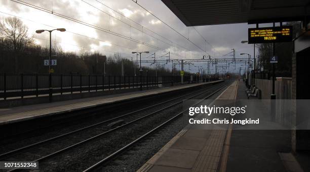 empty railway station platform - railway station platform stock pictures, royalty-free photos & images