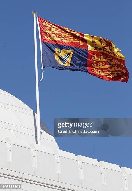 The Royal Standard flies above Al-Alam Palace on November 26, 2010 in Muscat, Oman. Queen Elizabeth II and Prince Philip, Duke of Edinburgh are on a...