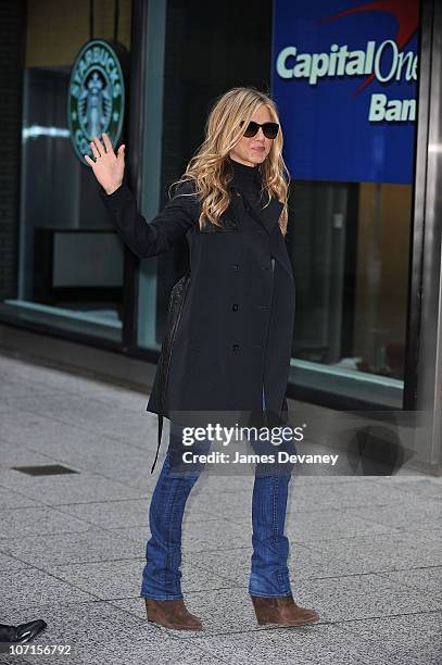 Jennifer Aniston is seen on location for "Wanderlust" on the streets of Manhattan on November 20, 2010 in New York City.