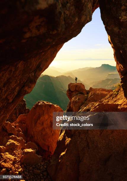 fjällvandrare njuter av utsikten - gran canaria bildbanksfoton och bilder