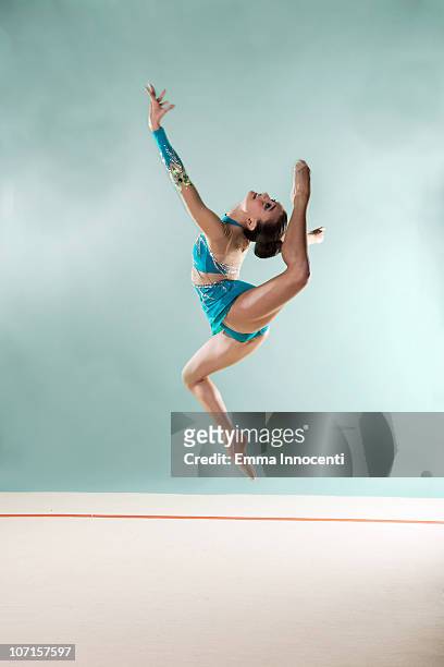 gymnast,  mid air, bending backward, arm up - bending over backwards stockfoto's en -beelden