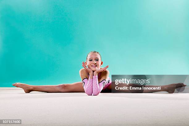 gymnast, smiling, side split, head on hands - double facepalm stock pictures, royalty-free photos & images