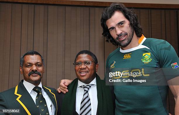 South Africa coach, Peter de Villiers and Victor Matfield with Fikile Mbalula during a team photograph session and press conference at Lancaster...