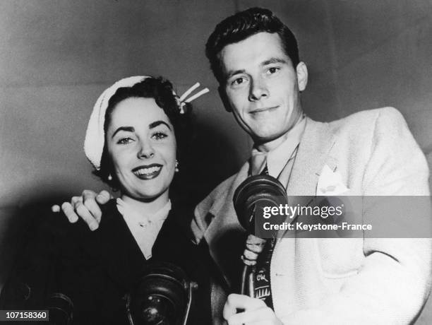 The young actress Liz Taylor and her husband Conrad N. Hilton Jr. When they sailed for Europe on the liner Queen Mar on May 27, 1950 in New York City.