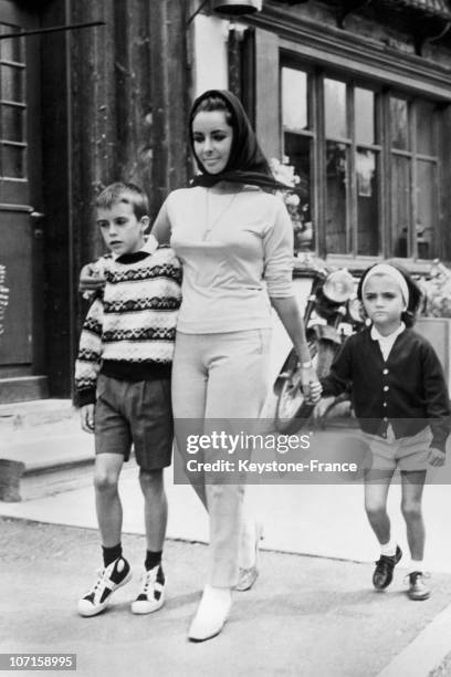 Liz Taylor with her daughter Liza and her son Michael in March 1965.