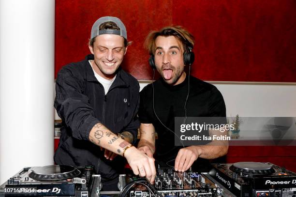 David Kurt Karl Roth and Carl Jakob Haupt alias Dandy Diary during the event 'Fecht-Olympiasiegerin fliegt mit Daimler Kunstflugass Revanche beim...