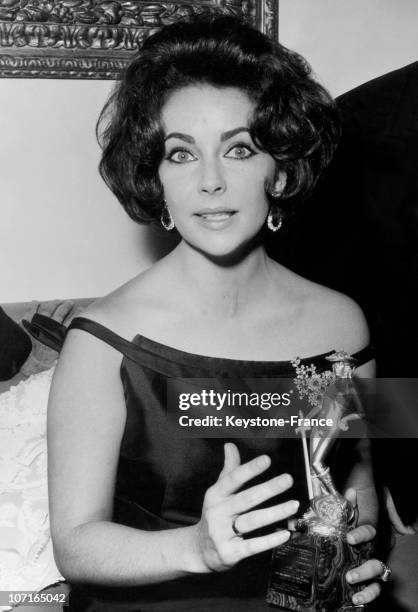 Movie Star Liz Taylor and her trophy during the ceremony in January 1962 in Rome, Italy.