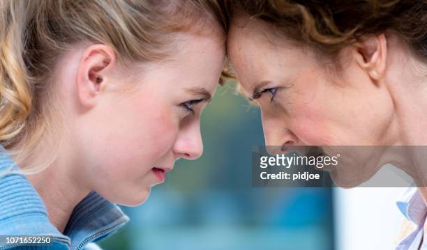 moeder en dochter; strijd - stress resistant stockfoto's en -beelden