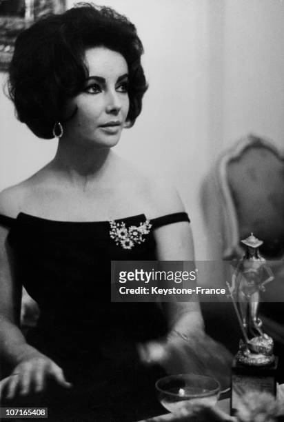 Movie Star Liz Taylor and her trophy during the ceremony in January 1962 in Rome, Italy.