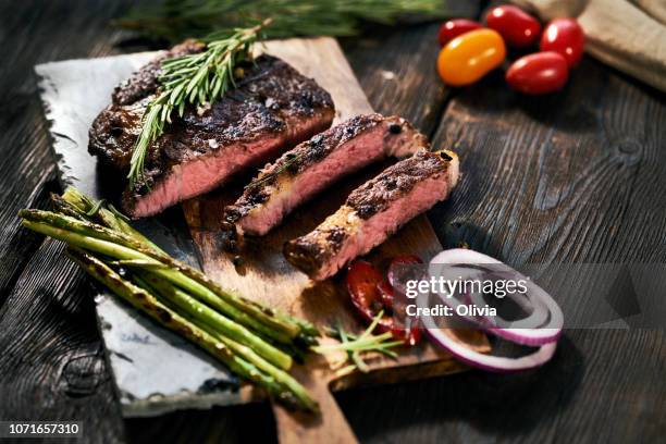 leckeres steak in scheiben geschnitten - rumpsteak stock-fotos und bilder