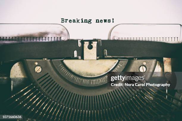 breaking news text  typed on vintage typewriter - story telling in the workplace stockfoto's en -beelden