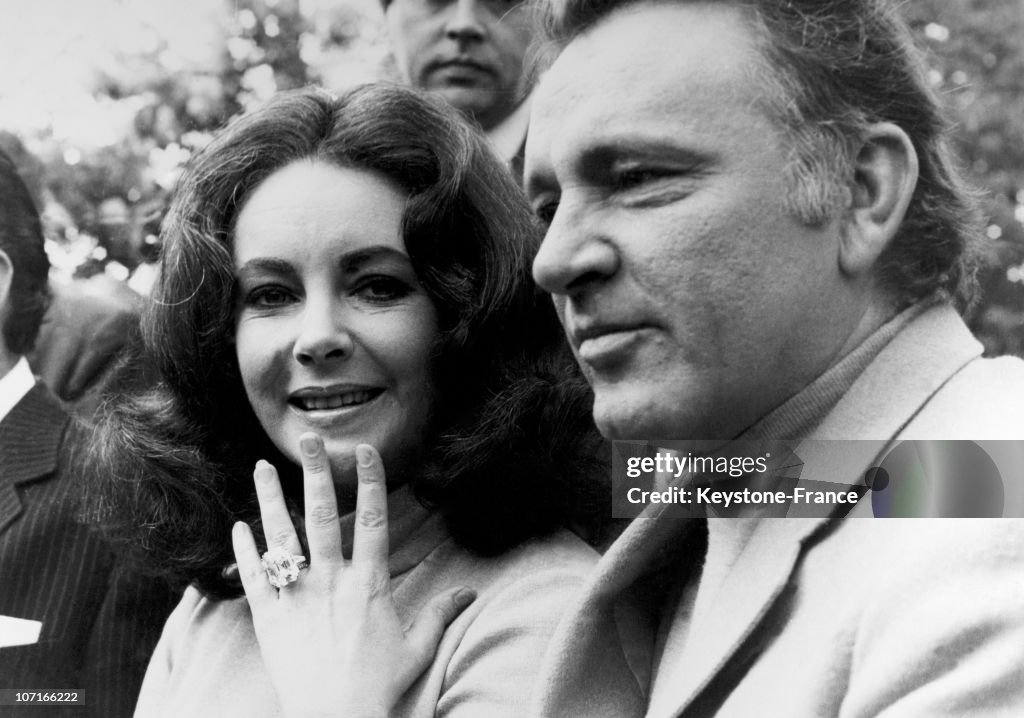 Elizabeth Taylor Showing That ? 127,000 Ring