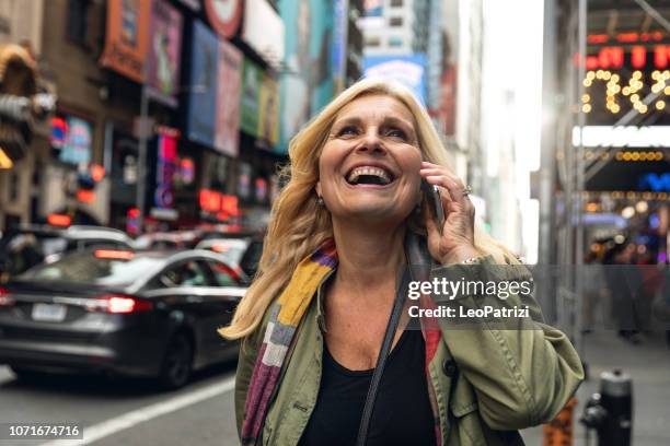 femme en vacances à new york - times square manhattan photos et images de collection