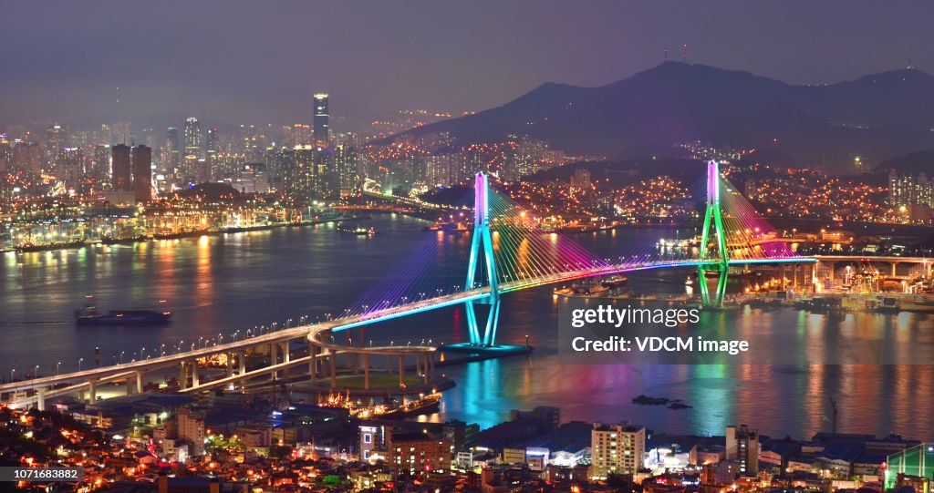 Nacht uitzicht van Busan North bridge Grand brug VD713