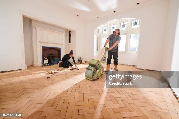 parquet floor sanding - chão de madeira imagens e fotografias de stock