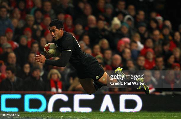 Mils Muliaina of the All Blacks scores a try during the Test match between Wales and the New Zealand All Blacks at Millennium Stadium on November 27,...