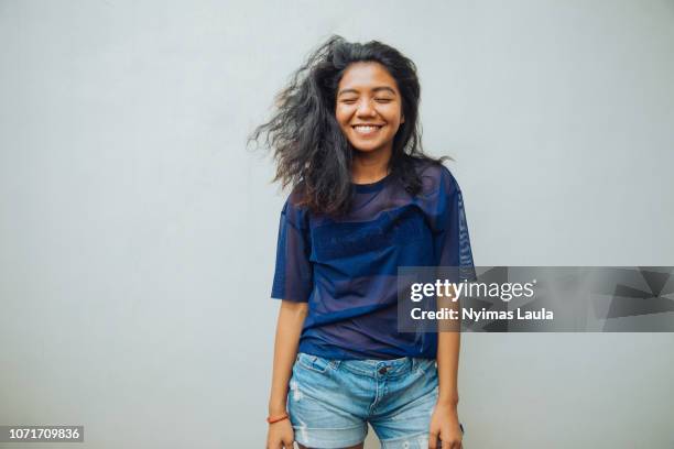 portrait of a young indonesian woman smiling. - showus 個照片及圖片檔