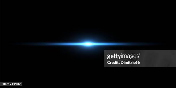 blaulichtstrahl auf schwarzem hintergrund - licht stock-grafiken, -clipart, -cartoons und -symbole
