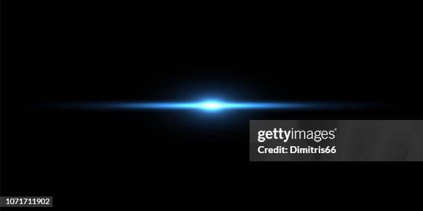 ilustrações, clipart, desenhos animados e ícones de feixe de luz azul sobre fundo preto - efeito de luz