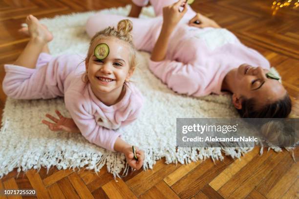 Madre e hija teniendo tratamiento de belleza natural