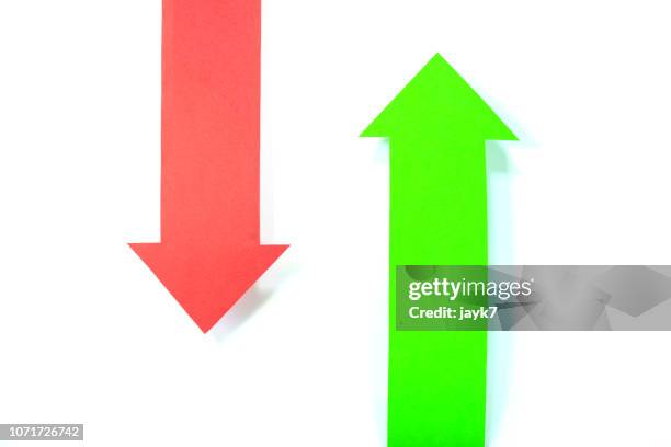 green and red arrow signs - red stock photos et images de collection