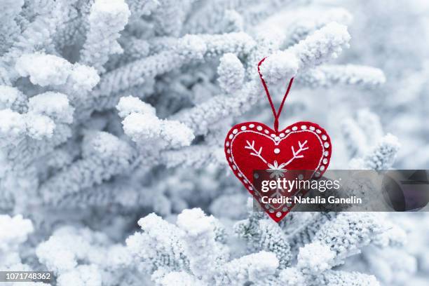 christmas heart shaped ornament and white christmas tree - southern christmas 個照片及圖片檔