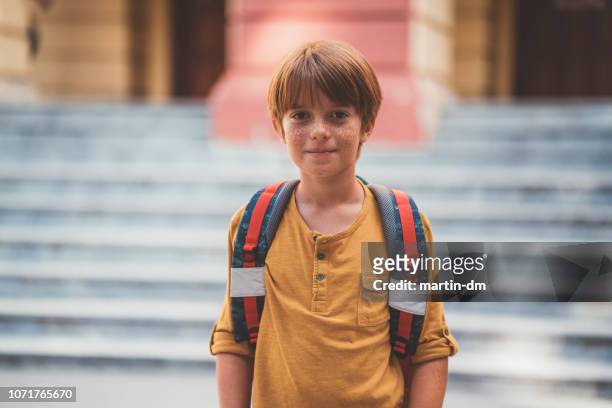 scolaro fiducioso al suo primo giorno di scuola - boys foto e immagini stock