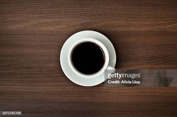 dark coffee - coffee cups table stockfoto's en -beelden