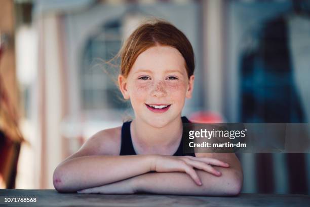 lachende meisje op het strand - 10 11 jaar stockfoto's en -beelden