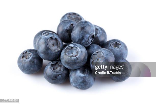 fresh juicy blueberries - amerikanische heidelbeere stock-fotos und bilder