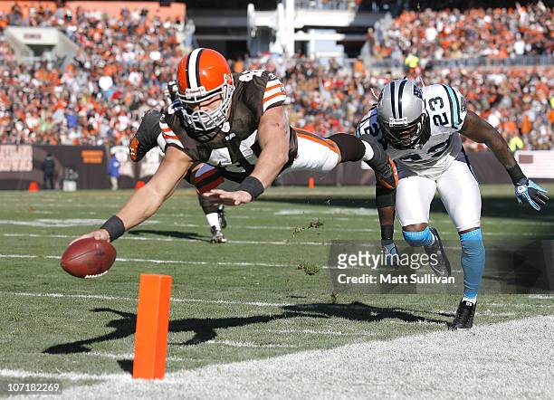 Running back Peyton Hillis of the Cleveland Browns scores a touchdown in front of safety Sherrod Martin of the Carolina Panthers at Cleveland Browns...