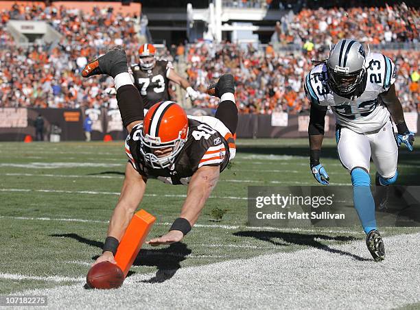 Running back Peyton Hillis of the Cleveland Browns scores a touchdown in front of safety Sherrod Martin of the Carolina Panthers at Cleveland Browns...