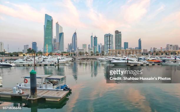 kuwait city - kuwait landscape photos et images de collection
