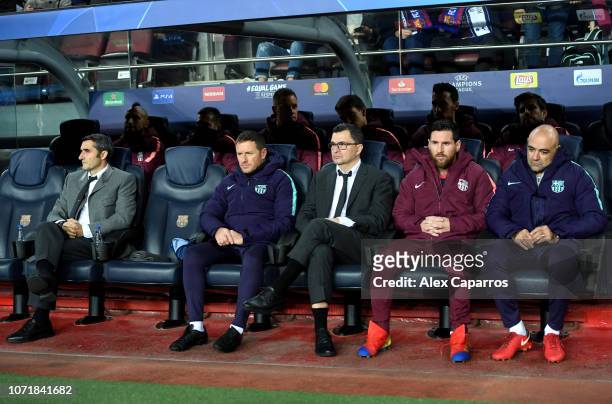 Lionel Messi of Barcelona sits on the bench alongside Ernesto Valverde, Manager of Barcelona and staff prior to the UEFA Champions League Group B...