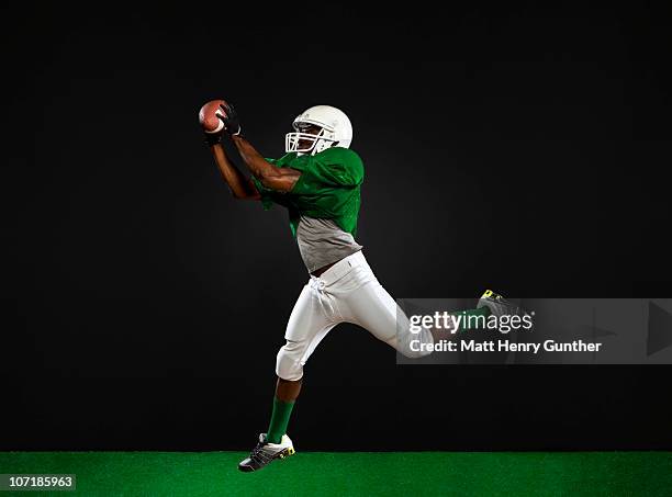 football player catching ball: different angle - safety american football player 個照片及圖片檔