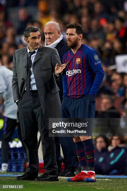 Ernestro Valverde of Barcelona gives instructions to Lionel Messi during the match between FC Barcelona and Tottenham Hotspurs at Camp Nou Stadium in...