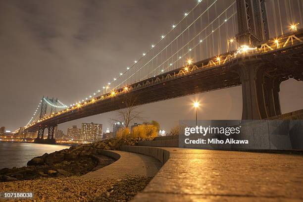 night view of manhattan bridge - manhattan bridge stockfoto's en -beelden