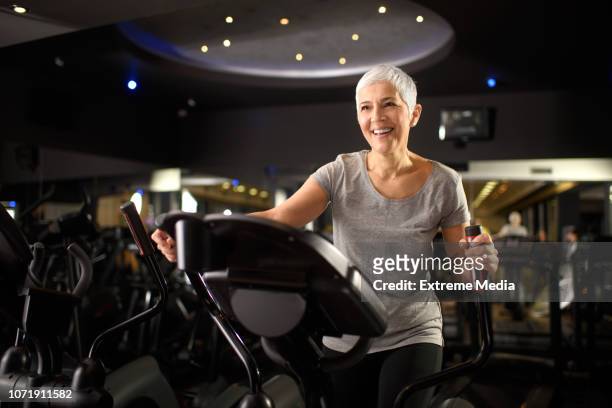 senior kvinna träning i gym - kardiovaskulär träning bildbanksfoton och bilder
