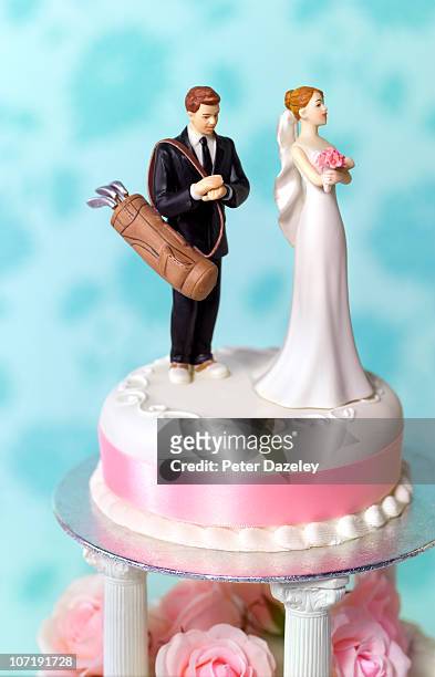 golfer getting married wedding cake - wedding cake figurine photos et images de collection