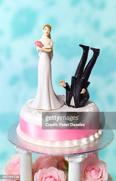 divorce wedding cake - wedding cake figurine photos et images de collection