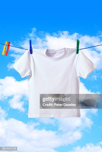 t shirt with copy space - clothesline imagens e fotografias de stock