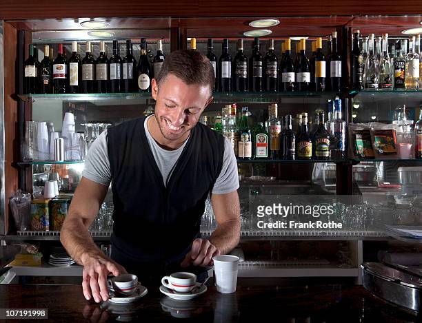 barman preparing two espresso for clients - golfo di napoli stock-fotos und bilder
