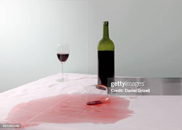 spilled wine - knoeien stockfoto's en -beelden
